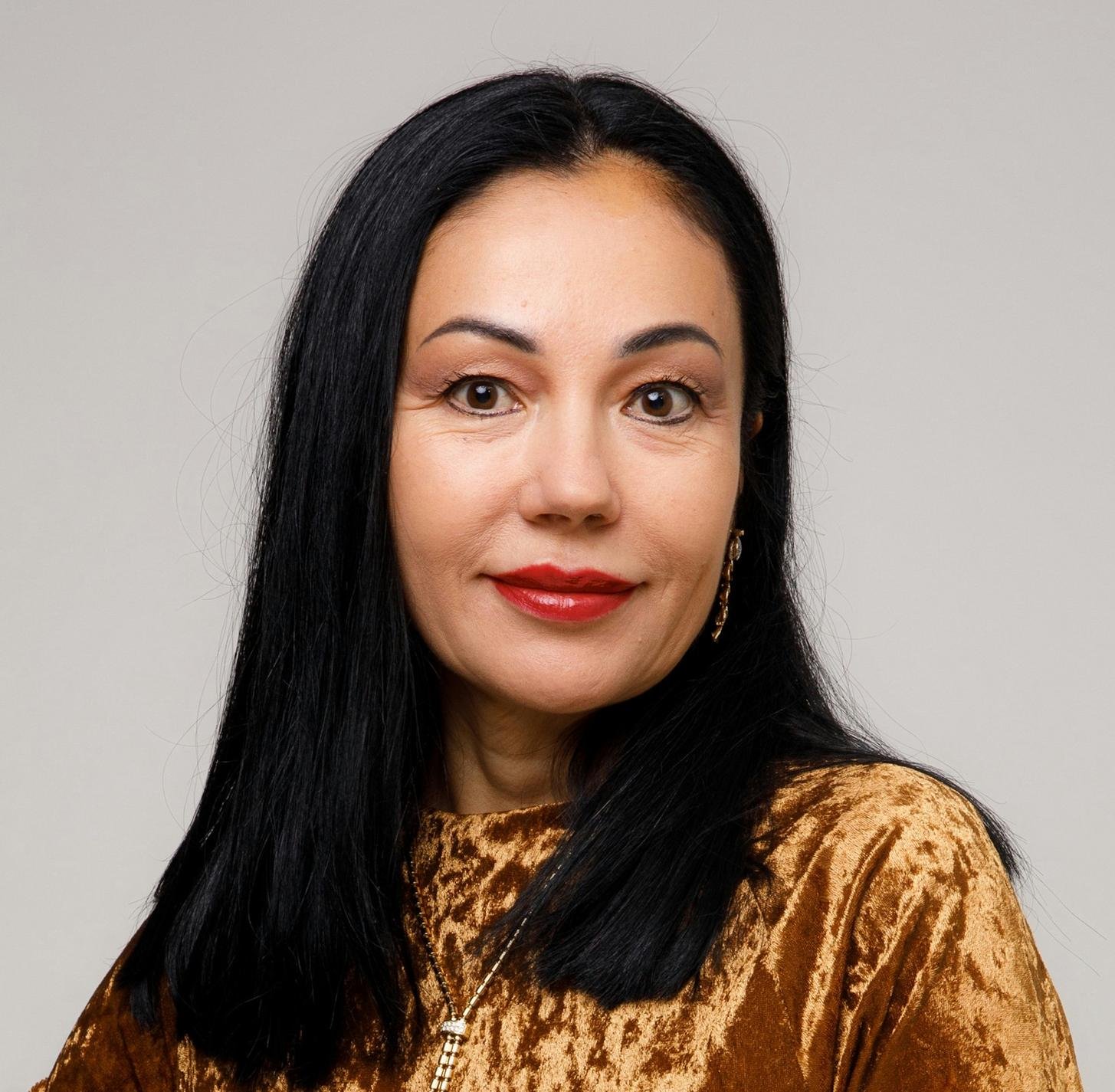 The Power Of Compound Growth And Smart Investment Strategies For Beginners **Alt text:** "AI prompt for creating a realistic, high-resolution cover image with dynamic lighting and relevant symbols for books or magazines." (99 chars)